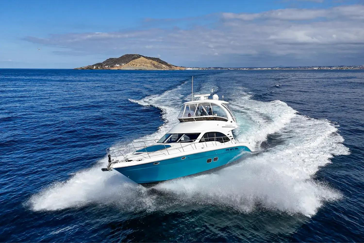 The dining area aboard the Sea Ray 52 charter yacht