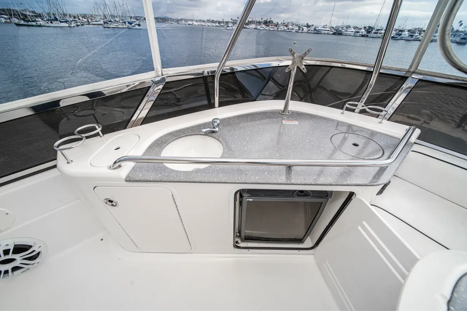 The wet bar area aboard the Sea Ray 52