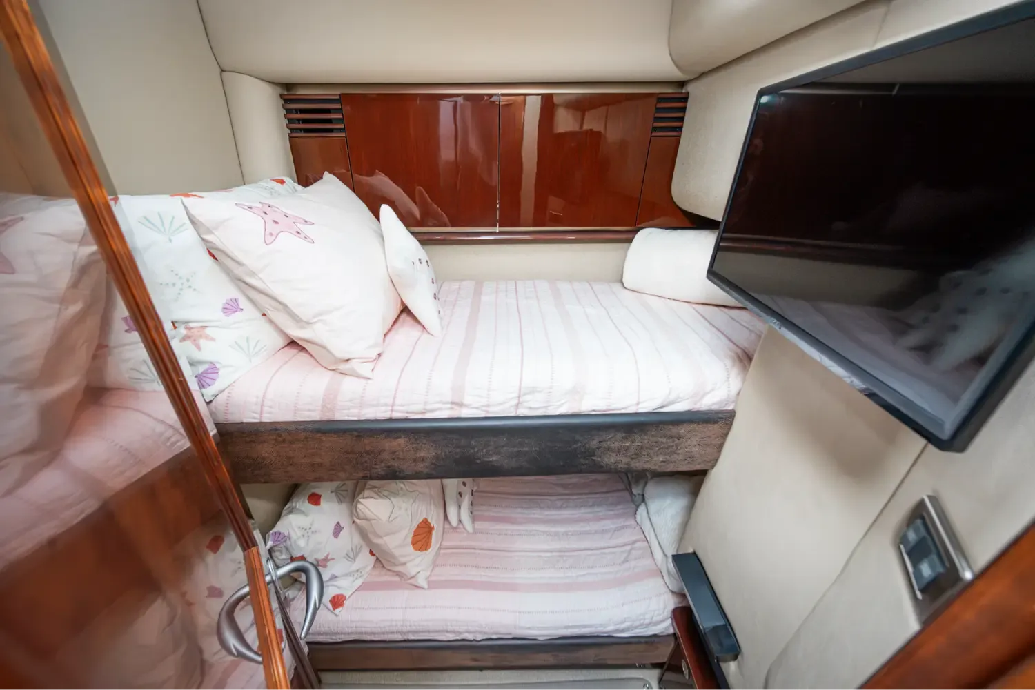 Side profile of the Sea Ray 52 charter yacht